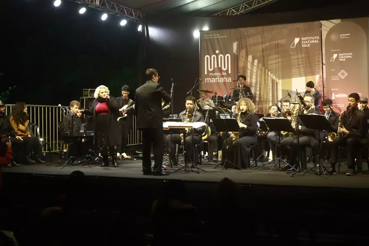 Panorâmica do palco com toda a Big Band do Cefart durante apresentação.