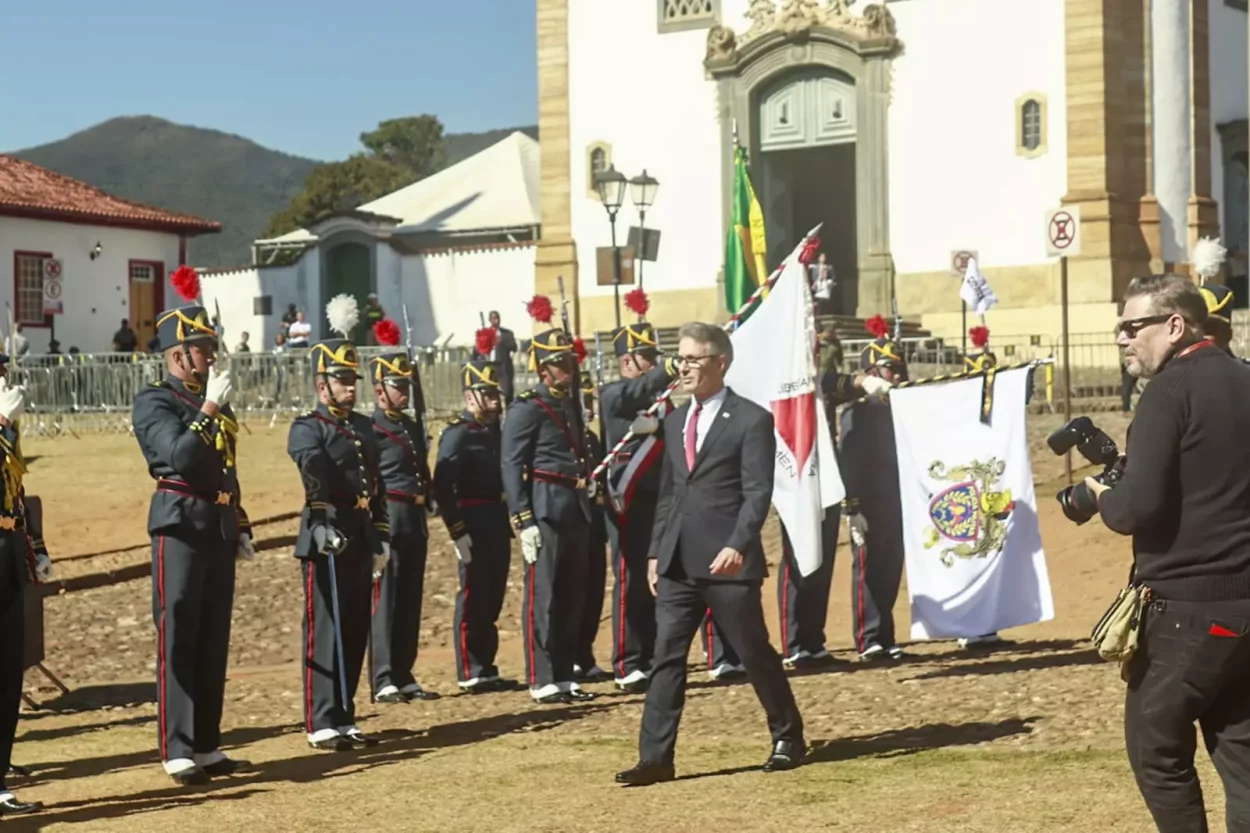 Cercado por forte aparato de segurança, Romeu Zema durante Dia de Minas