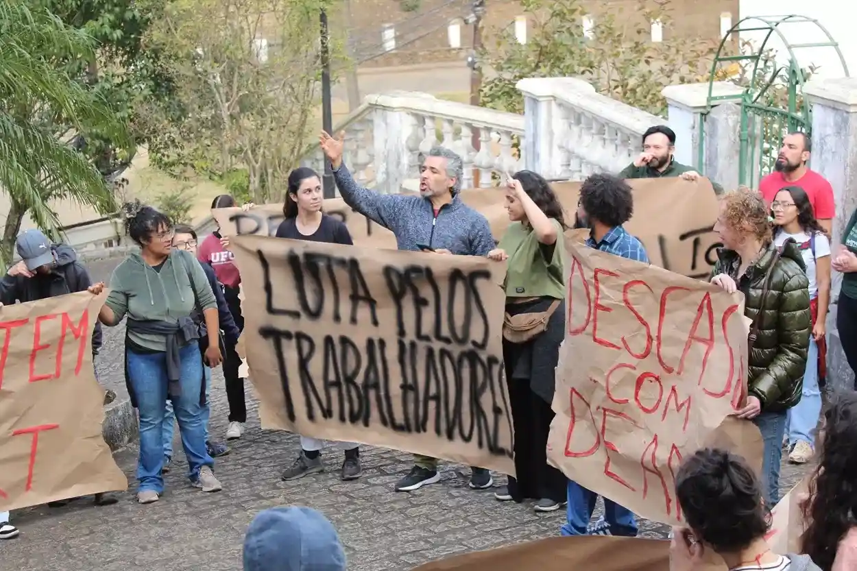 Manifestação de discentes e doscentes do DEART.