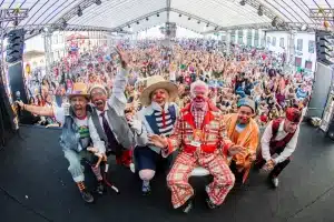 Encontro Internacional de Palhaços se reúne na Praça da Sé em Mariana.
