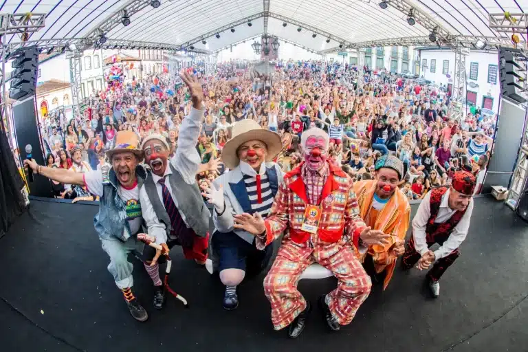 Encontro Internacional de Palhaços se reúne na Praça da Sé em Mariana.