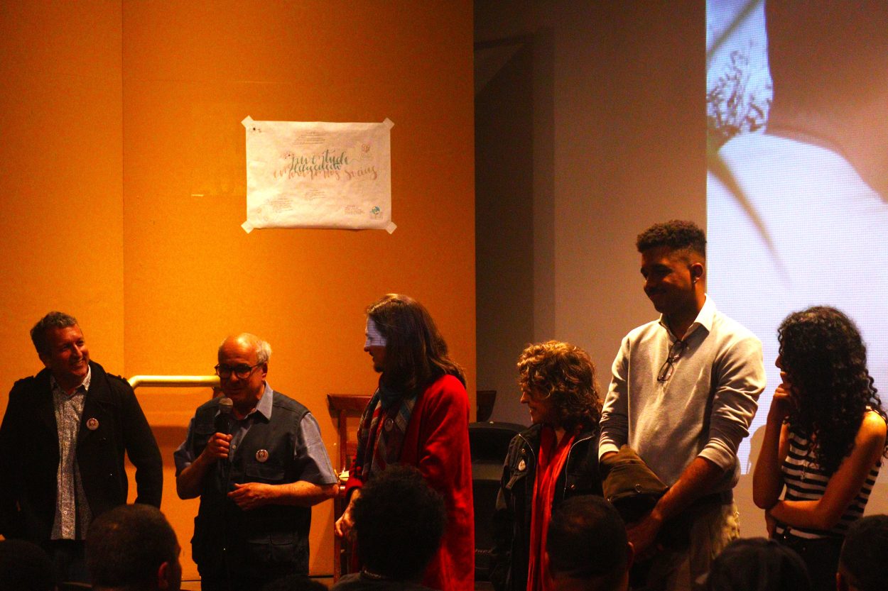 Equipe do curta Conexões após a estreia no Cine Vila Rica.