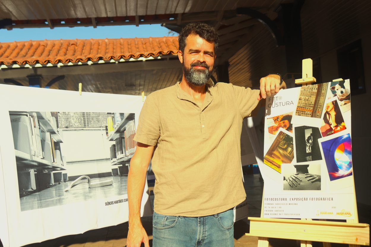 Professor Leandro Lopes acompanha a abertura da exposição FotoCostura no Terminal Turístico de Mariana.