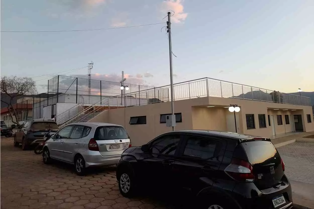 Vista externa do conjunto que inclui a sede da SEMADS, a praça/mirante e a nova sede do Grupamento de Meio Ambiente da PMMG (à direita)