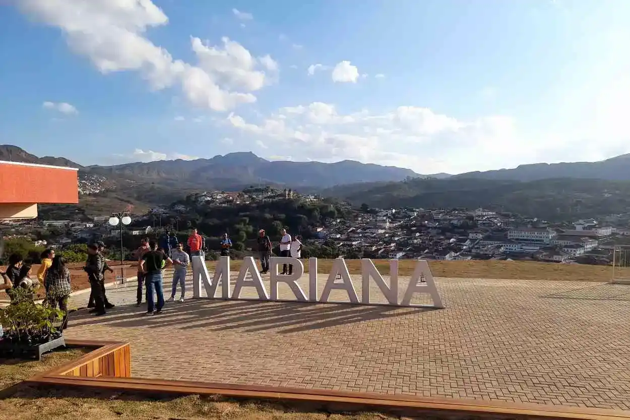 Vista parcial da cidade, com destaque para o letreiro no mirante do Parque Municipal Estância Ecológica do Cruzeiro