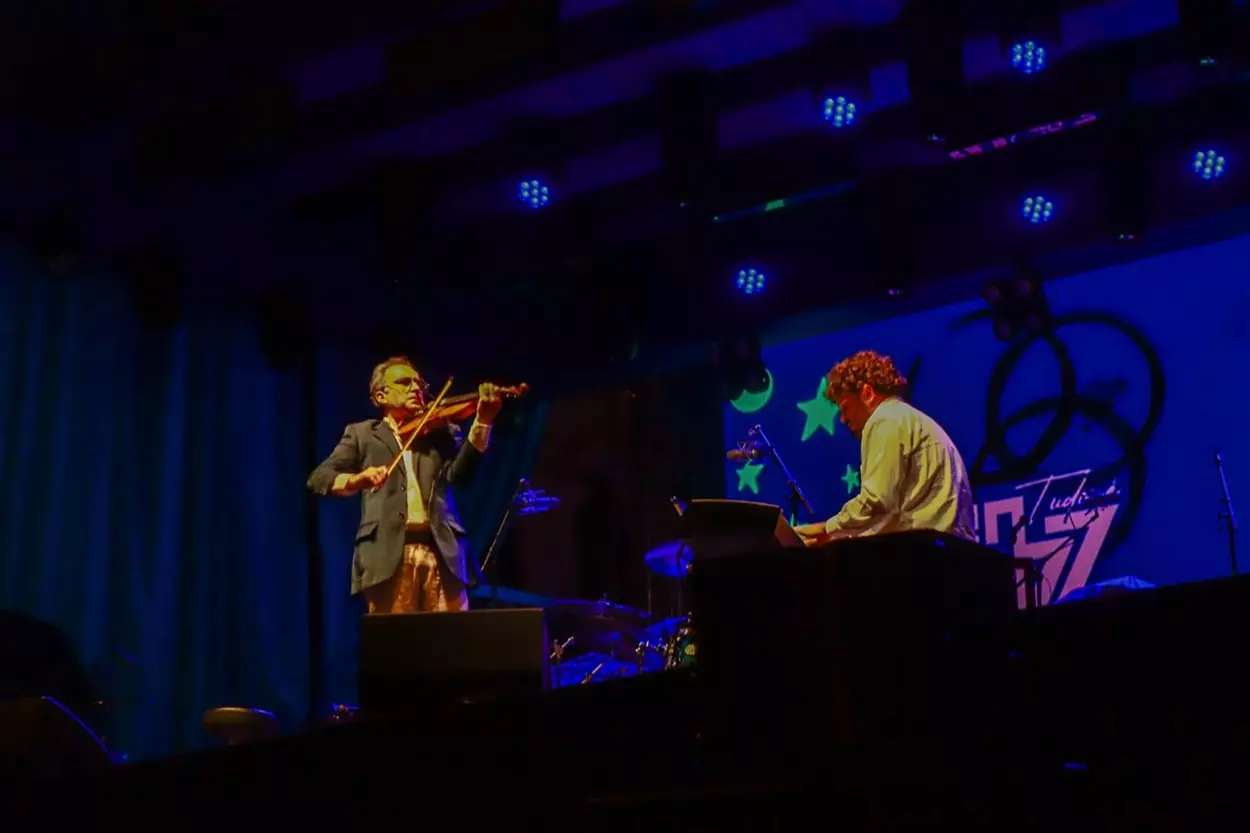 Duo Sangue Latino durante apresentação no Tudo é Jazz