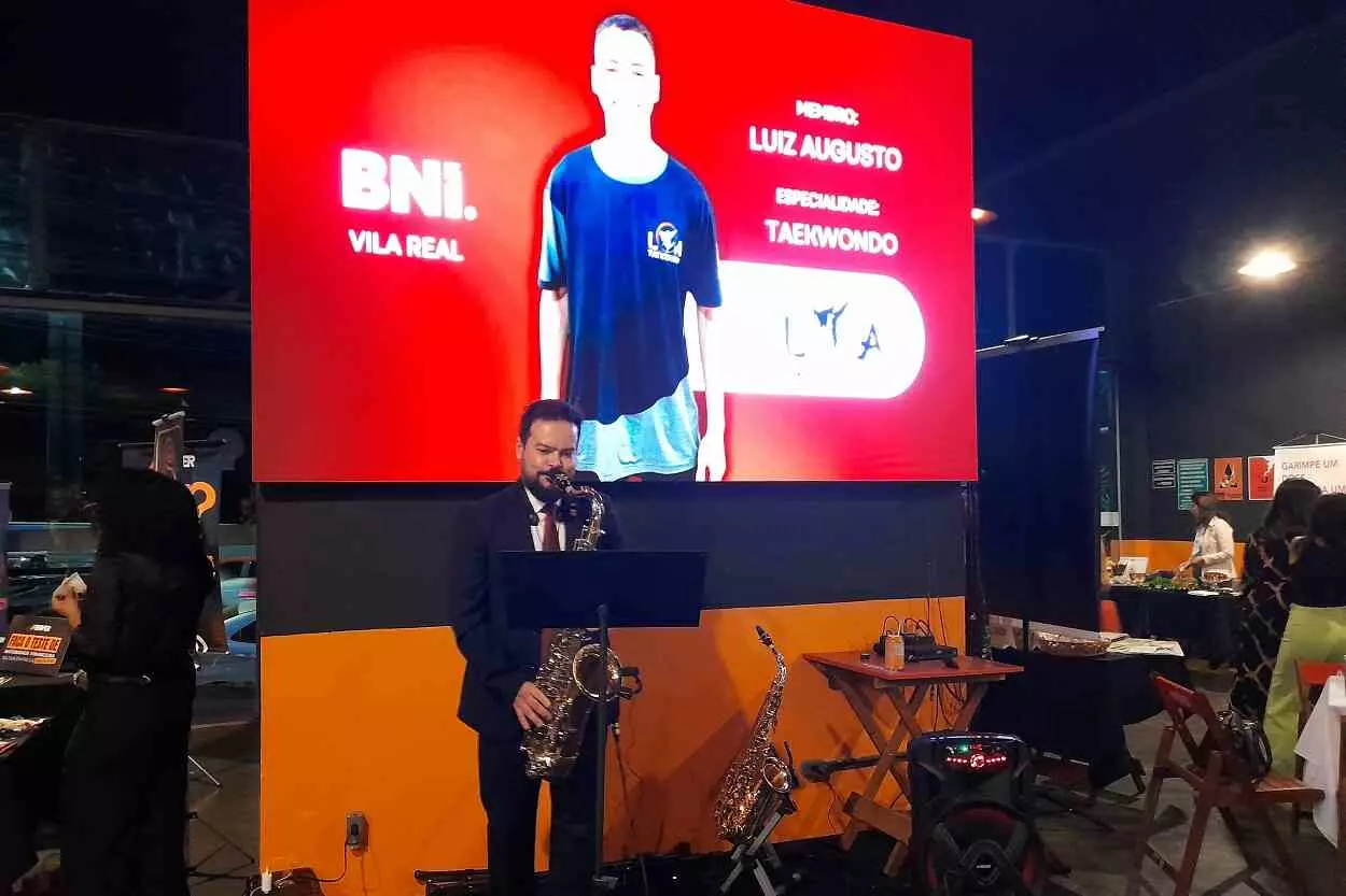 Danilo Assis, na abertura do evento de lançamento do grupo de networking, brindou os presentes com solos de saxofone, interpretando sucessos internacionais