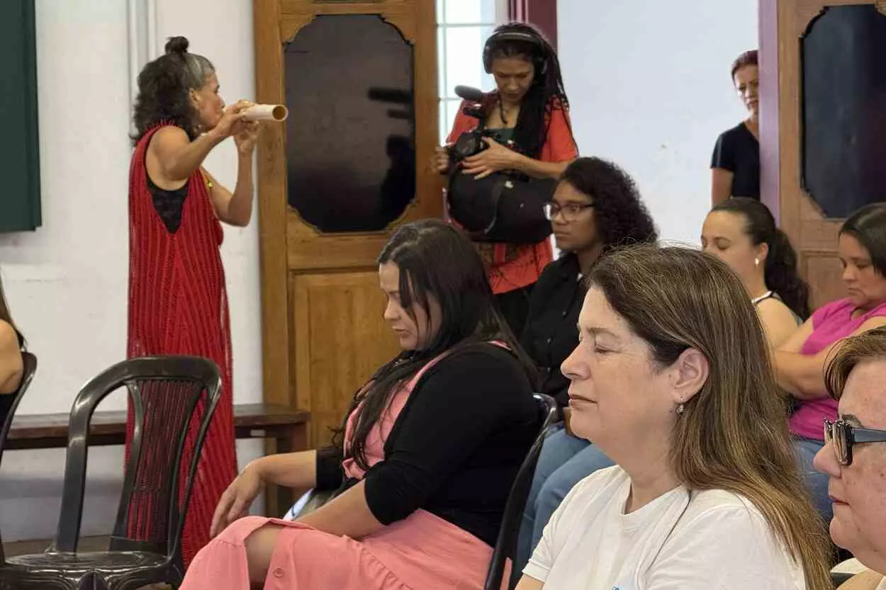 Cantando e tocando flauta, Déa Trancoso estimula a experiência sensorial das mulheres presentes no evento, despertando as vozes femininas