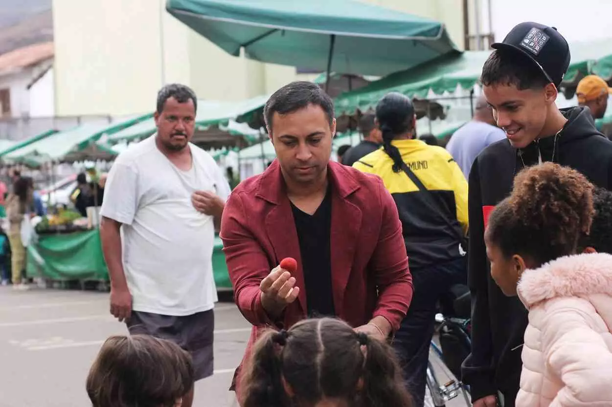 Mágico Evan apresentando-se na Feira Municipal