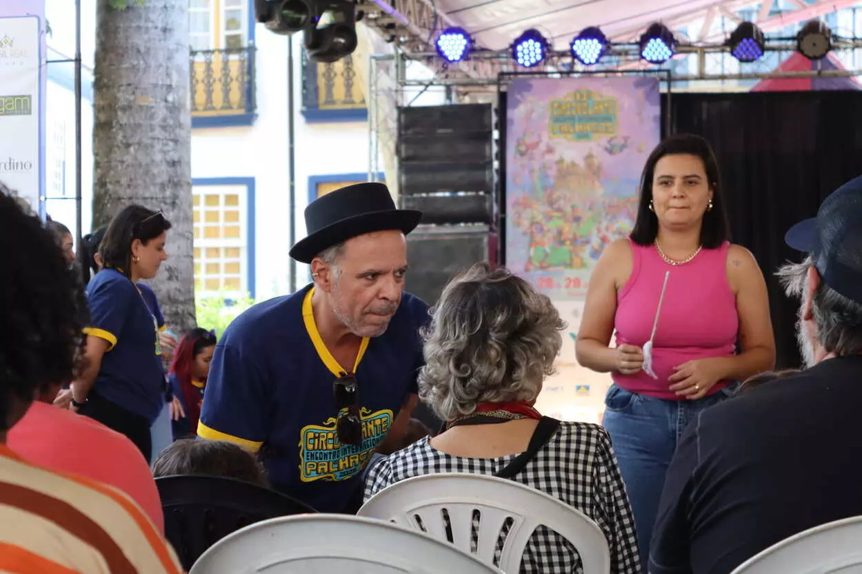 Entre as apresentações, Xisto interagia com o público que compareceu à Praça Gomes Freire para prestigiar o festival