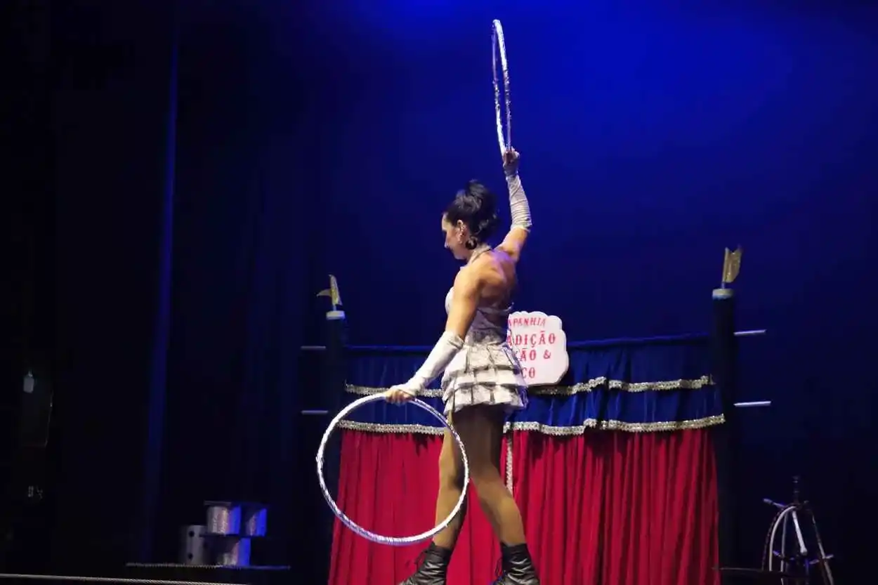 A apresentação da Cia Raros Teatro misturou humor com séries clássicas do circo no encontro Internacional de Palhaços