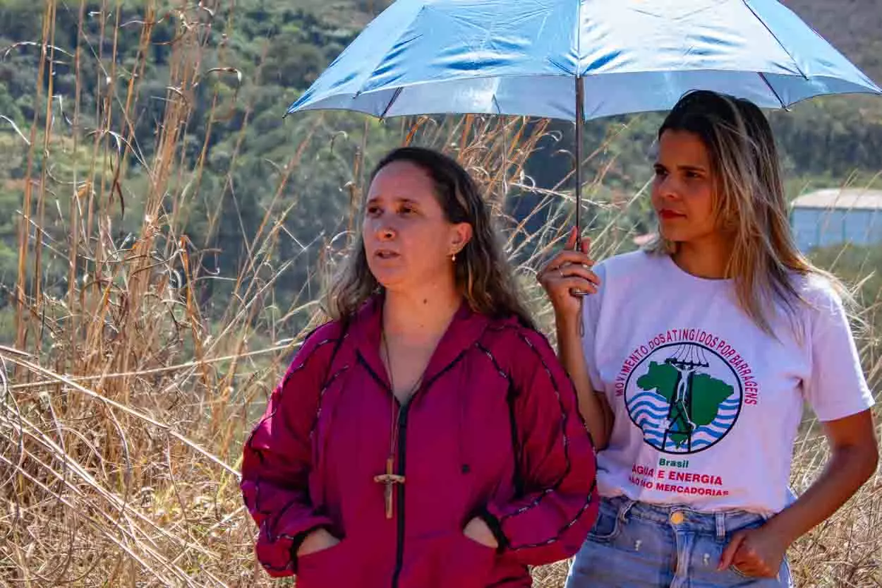 Mônia dos Santos e a moça do MAB durante visita ao terreno do hospital universitário