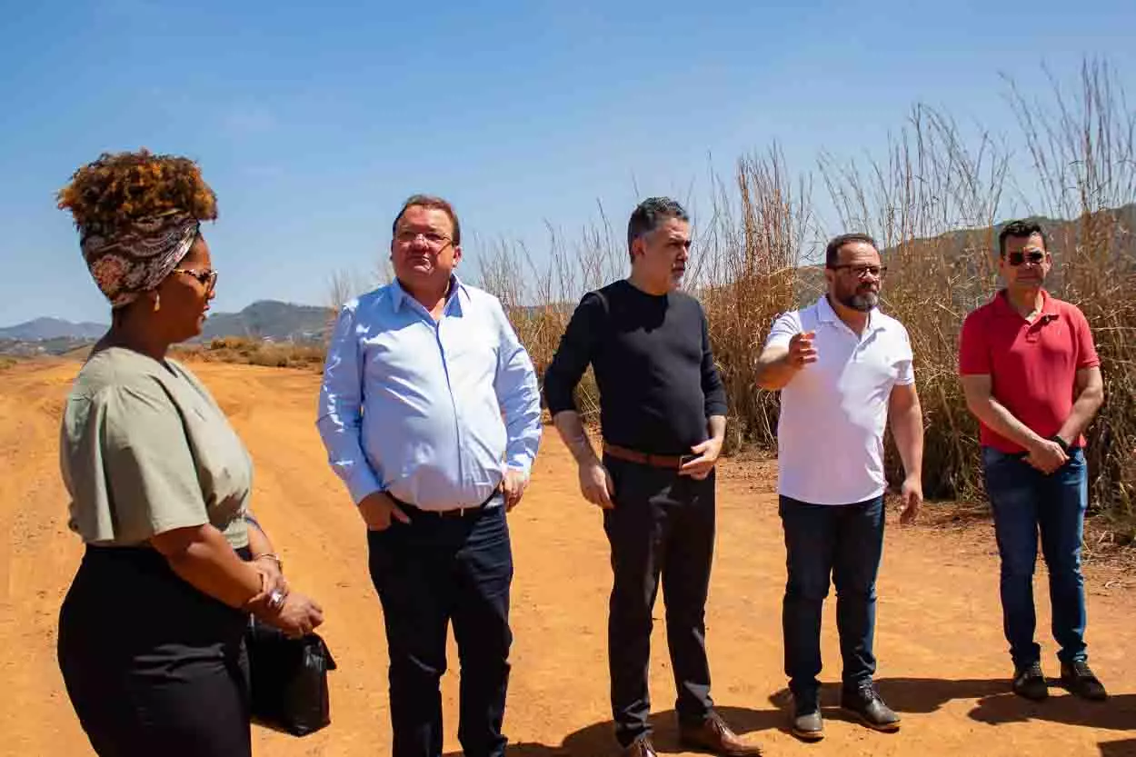 Autoridades discursam durante visita ao terreno do hospital, em Mariana