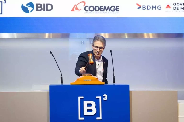 Romeu Zema (Novo), bate o martelo, ratificando o resultado do leilão de concessão da BR-356, vencido pelo Consórcio Rota de Liberdade – Foto: Cauê Diniz/B3