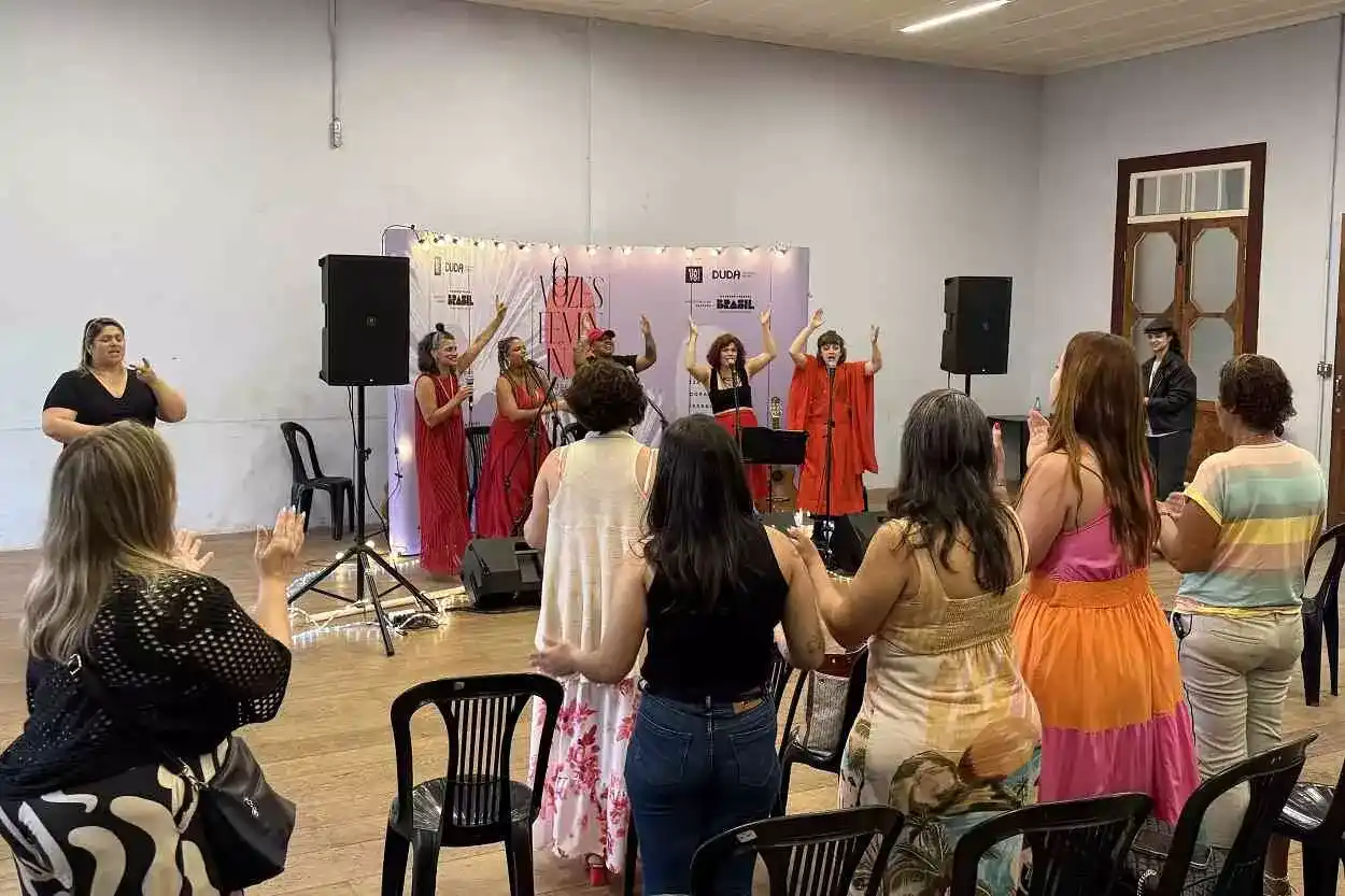 A animação se fez presente ao final do evento, reafirmando a potência do acolhimento do projeto Vozes Femininas - Do Silêncio ao Grito