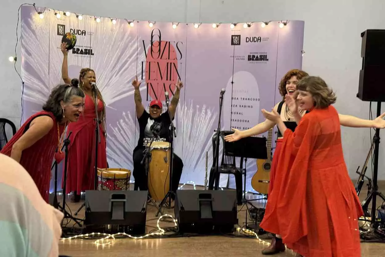 A animação se fez presente ao final do evento, reafirmando a potência do acolhimento do projeto Vozes Femininas - Do Silêncio ao Grito