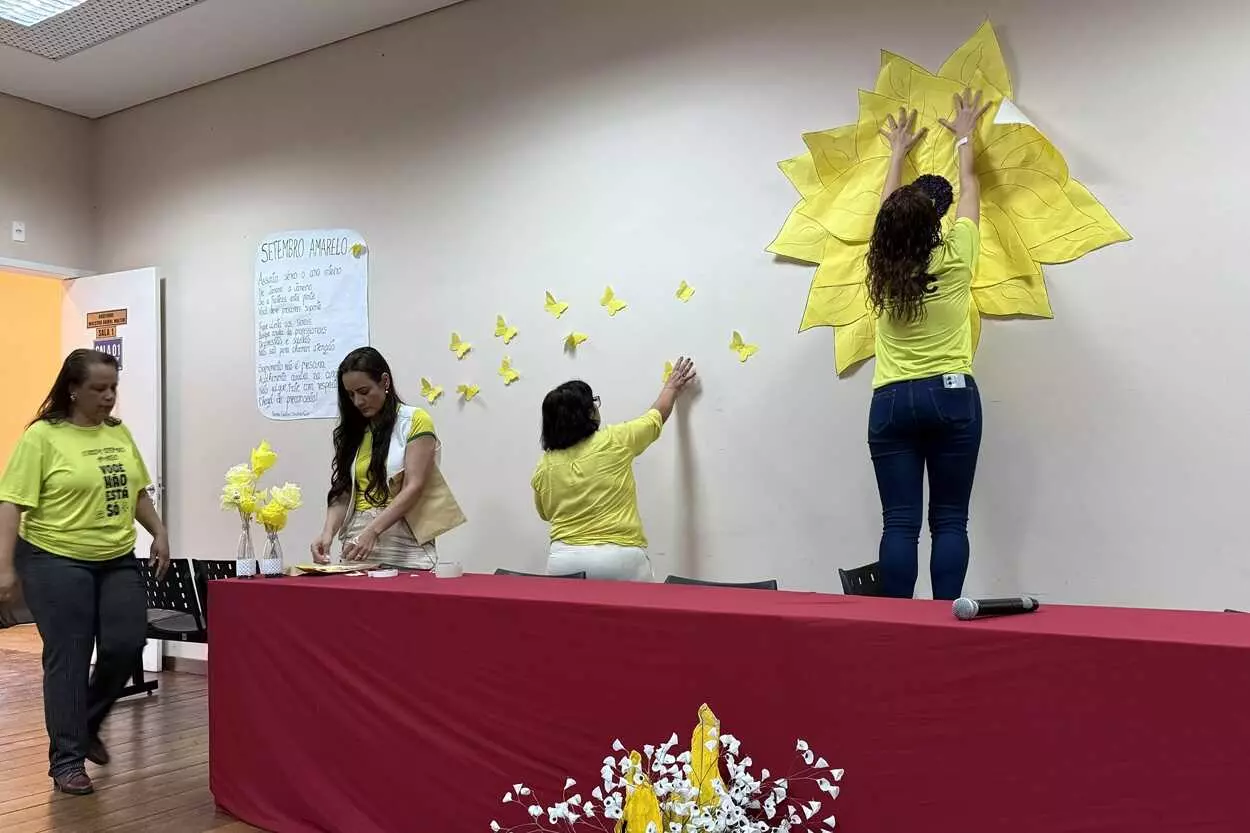 A sala do Centro de Convenções foi decorada com artesanatos produzidos durante as ações do Setembro Amarelo no CAPS