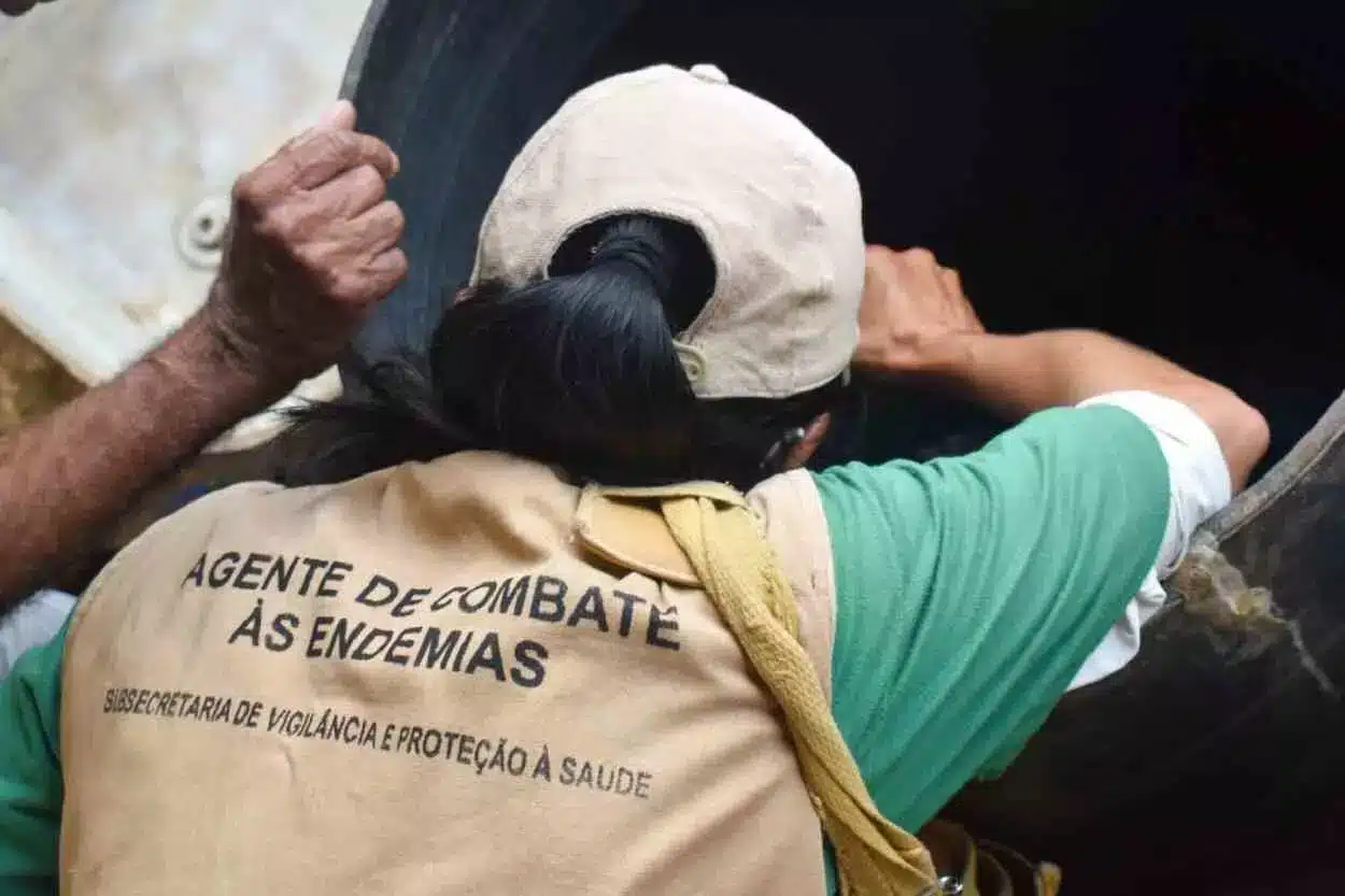 É proibida a terceirização de Agentes de Combate às Endemias (ACE), assim como de Agentes Comunitários de Saúde, salvo em situações específicas de emergência de saúde pública, como surtos epidêmicos