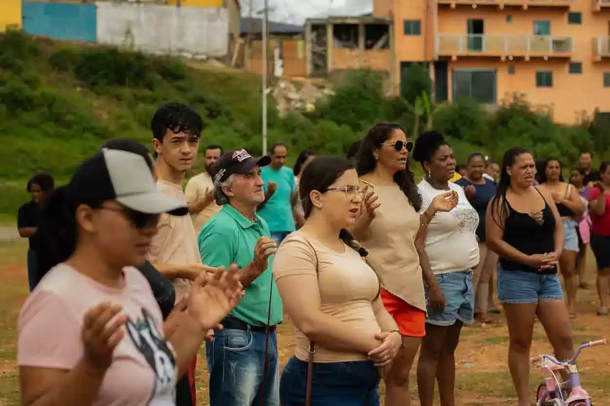 Moradores orando em manifestação da ocupação