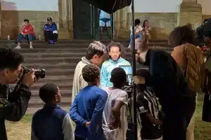 A produção distribuiu salgadinhos e água para os presentes