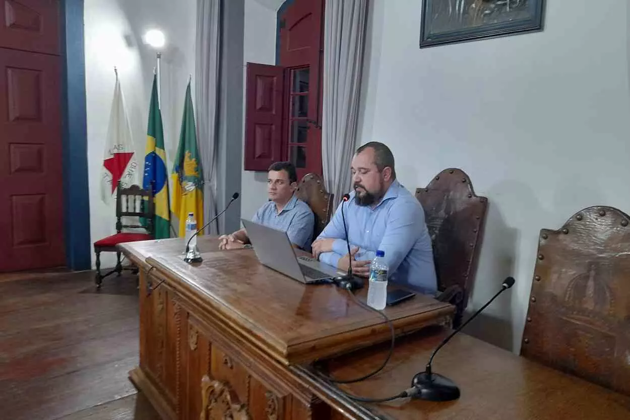 Anderson Stoppa (à esquerda) e Marlon Figueiredo afirmaram que os recursos do CFEM, transferidos para Mariana em 2025, tiveram média mensal de aproximadamente R$13,5 milhões