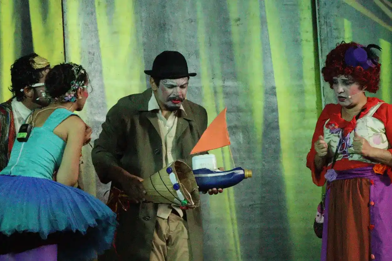 O fechamento da passagem do Caixola Recicla por Mariana foi feito com o espetáculo “Caixola Recicla” – Fotos: Ana Beatriz Justino/Agência Primaz