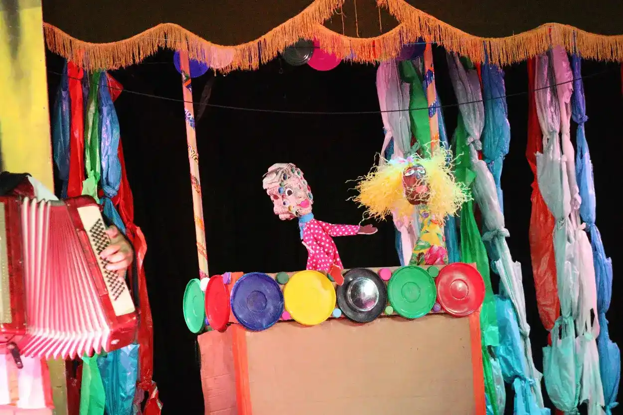 O fechamento da passagem do Caixola Recicla por Mariana foi feito com o espetáculo “Caixola Recicla” – Fotos: Ana Beatriz Justino/Agência Primaz