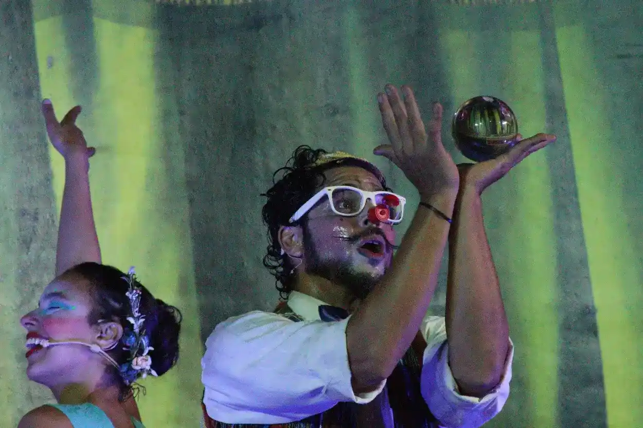 O fechamento da passagem do Caixola Recicla por Mariana foi feito com o espetáculo “Caixola Recicla” – Fotos: Ana Beatriz Justino/Agência Primaz