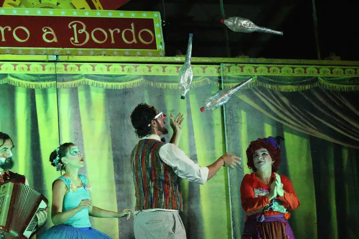 O fechamento da passagem do Caixola Recicla por Mariana foi feito com o espetáculo “Caixola Recicla” – Fotos: Ana Beatriz Justino/Agência Primaz