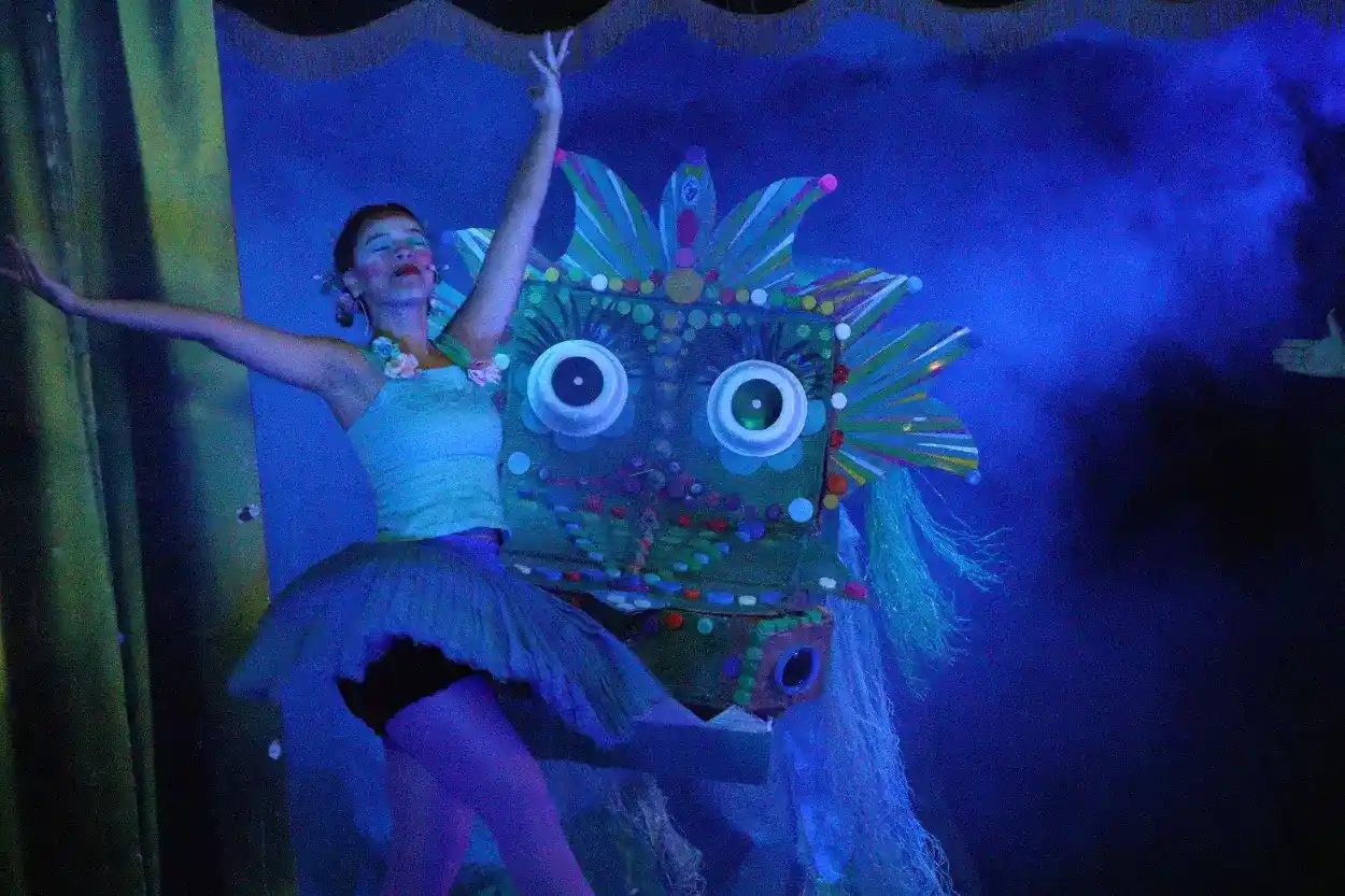 O fechamento da passagem do Caixola Recicla por Mariana foi feito com o espetáculo “Caixola Recicla” – Fotos: Ana Beatriz Justino/Agência Primaz