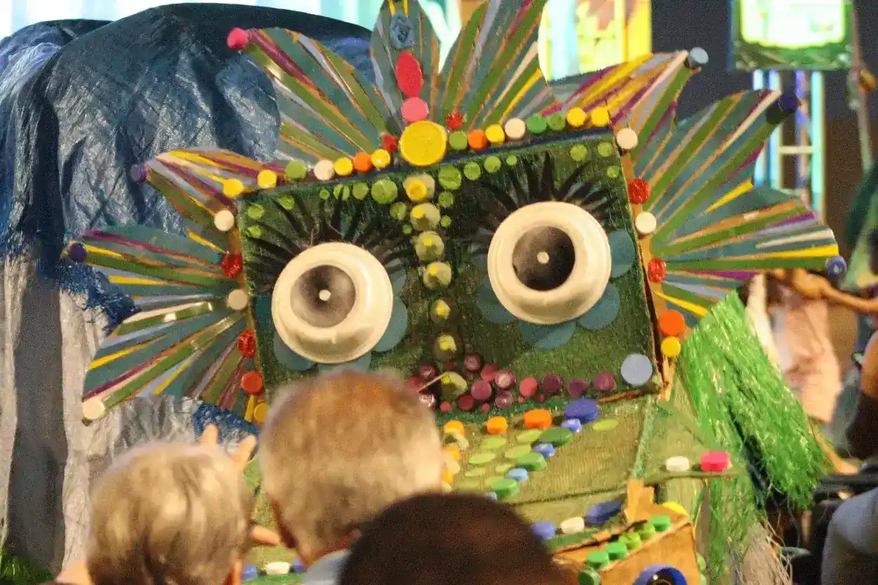 O fechamento da passagem do Caixola Recicla por Mariana foi feito com o espetáculo “Caixola Recicla” – Fotos: Ana Beatriz Justino/Agência Primaz