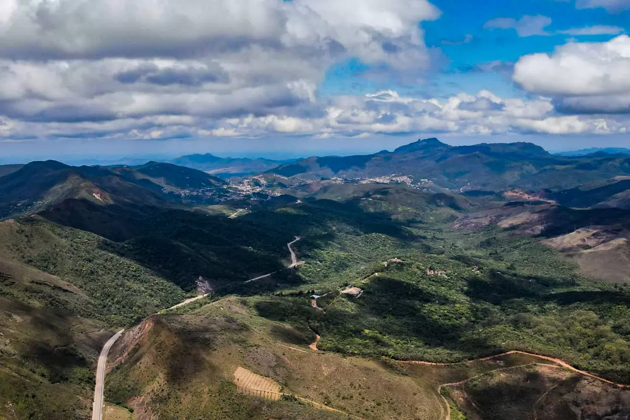 Imagem aérea demonstra a localização da Estação Ecológica do Tripuí e a cidade de Ouro Preto no fundo na região da Serra do Botafogo
