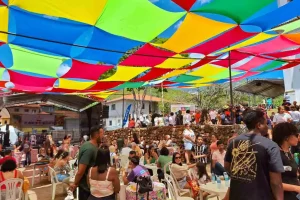 Pessoal do Sumiduro feliz da vida durante festival de cuzcuz