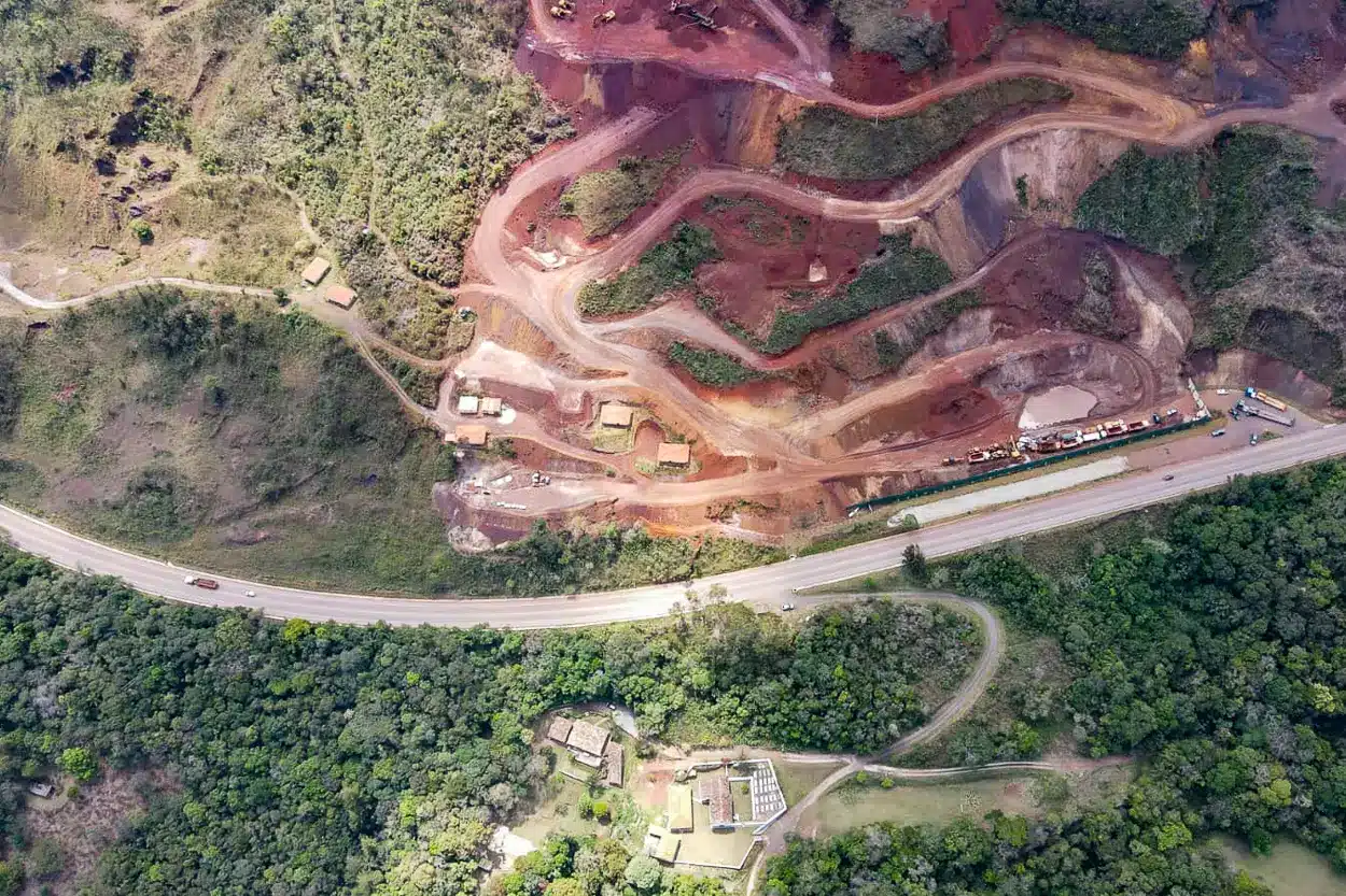 A parte superior esquerda da imagem corresponde à área onde a HG Mineração pretendia se instalar, do lado direito, a Mina Patrimônio e a parte inferior da imagem mostra a comunidade do Botafogo