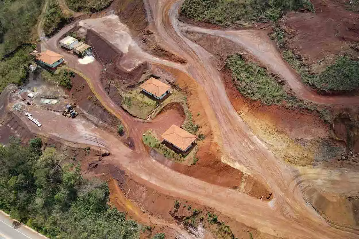 Imagem aérea da área da Patrimônio Mineração, com seus escritórios e demais estruturas