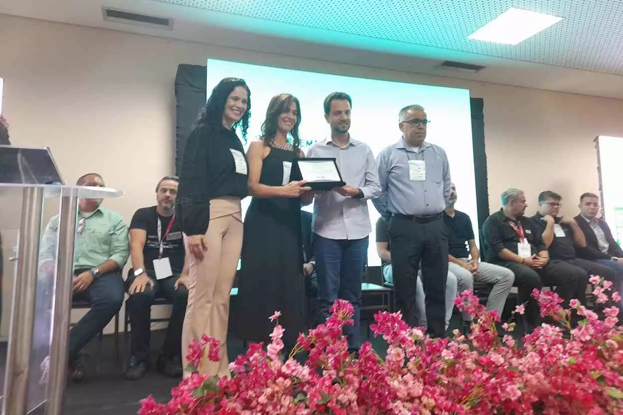 Lígia Mendes e Ana Cristina Coura, juntamente com Heliélcio Vieira, prestaram homenagem ao prefeito Juliano Duarte e outras personalidades representantes das parcerias da Feira Multisetorial