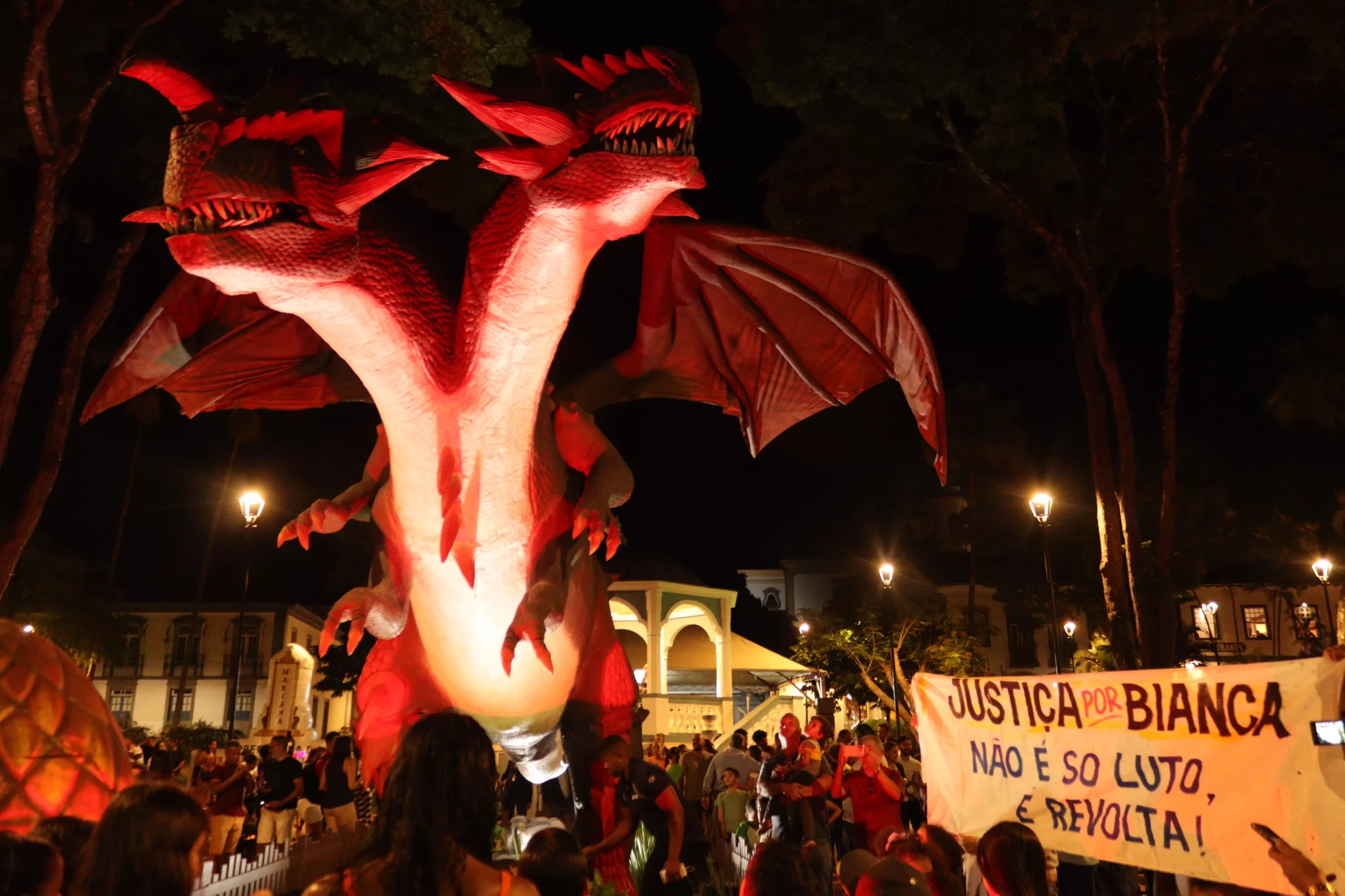 A noite foi divida. De um lado a diversão das crianças, do outro o protesto da família de Bianca