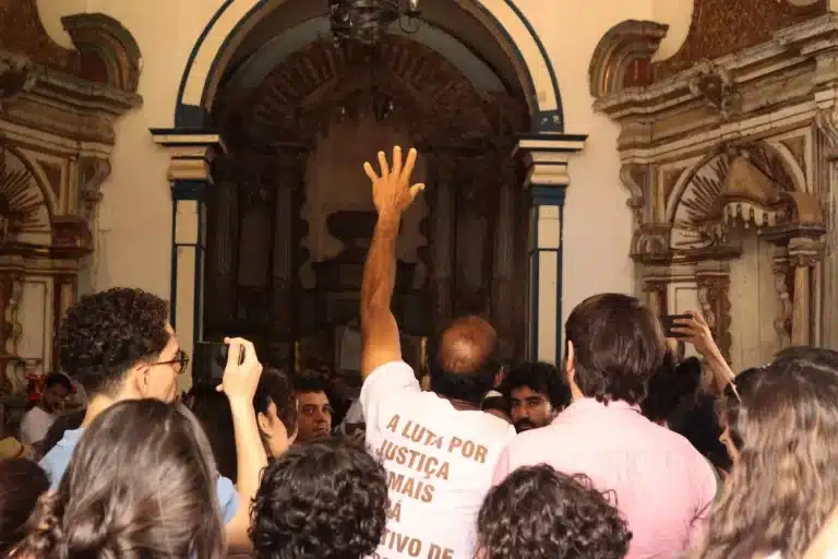 Diversas pessoas se espremem dentro da Igreja de Nossa Senhora das Mercês, em bento Rodrigues, durante ato em memória aos 10 anos do rompimento da Barragem de Fundão