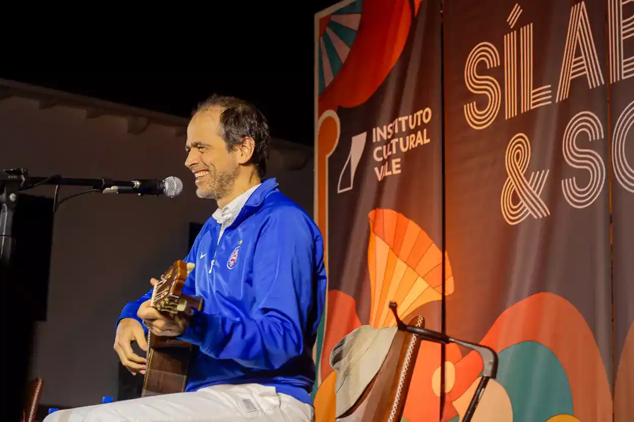 Moreno valoso canta no silabas e sons