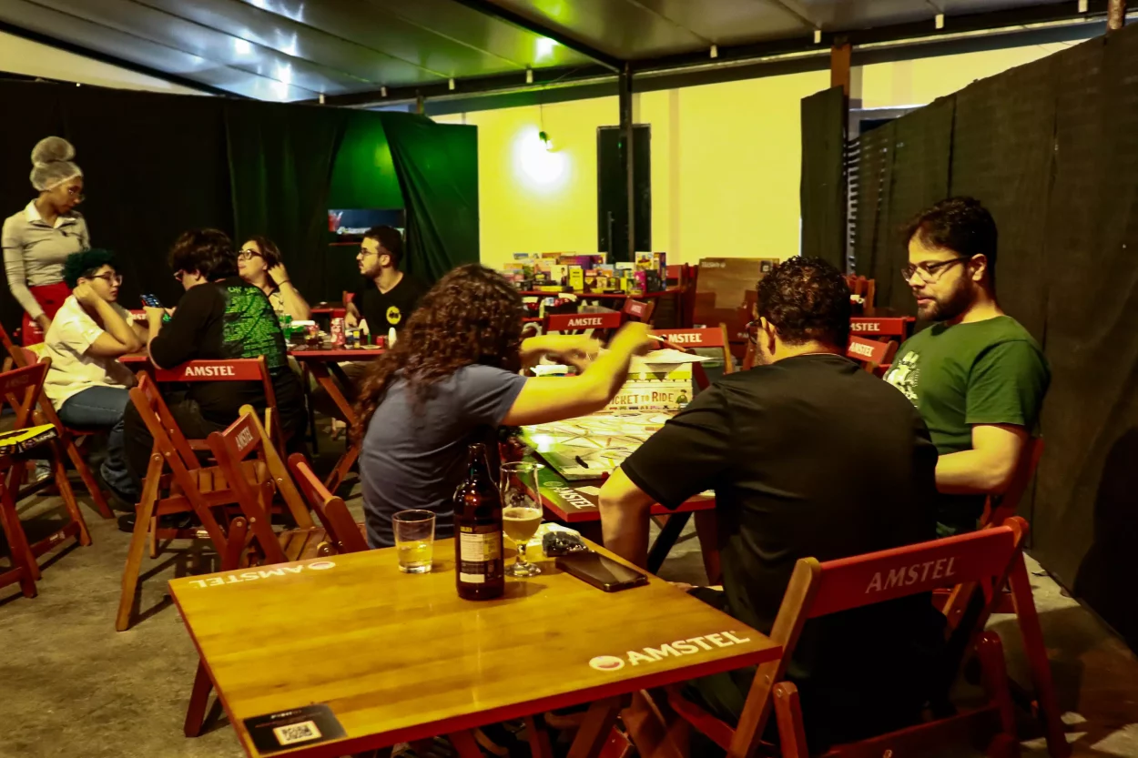 Pessoas jogando em mesas do bar Point 07