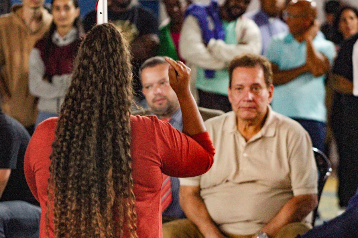 Moradora Fabia Maria aponta para Roberto Rodrigues e faz cobranças