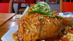 A imagem mostra o tradicional joelho de porco do Bar do Carlão