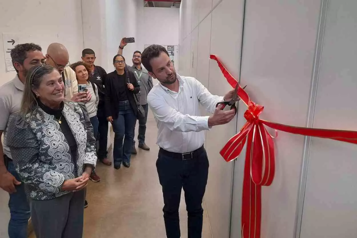 Prefeito Juliano Duarte (PSB) corta a fita simbólica de inauguração da sede administrativa do Sindicato dos Produtores Rurais de Mariana