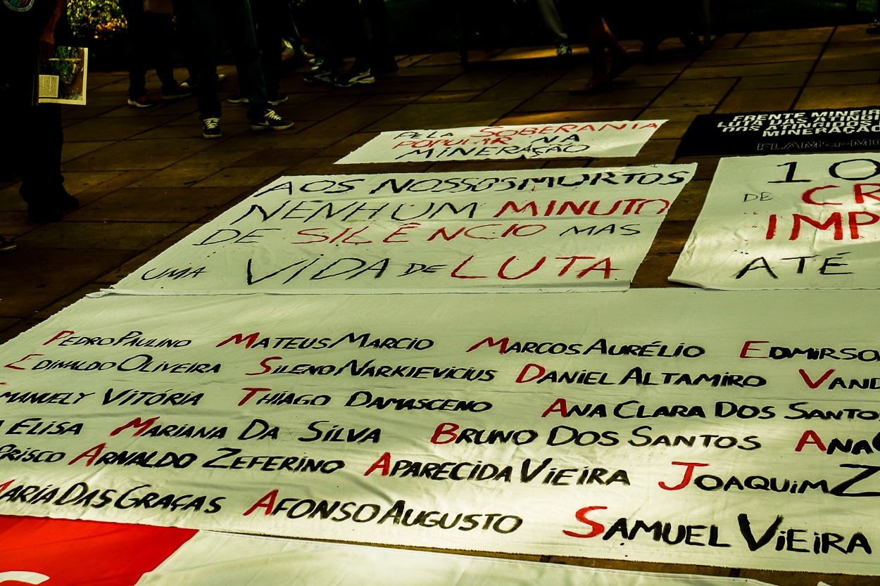 Na foto é possível ver cartazes com os nomes das vítimas mortas pelo rompimento da Barragem do Fundão.