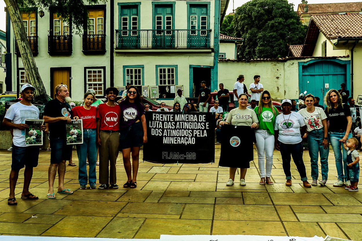 Na foto é possível ver várias pessoas reunidas no jardim para o ato de Um Minuto de Sirene.