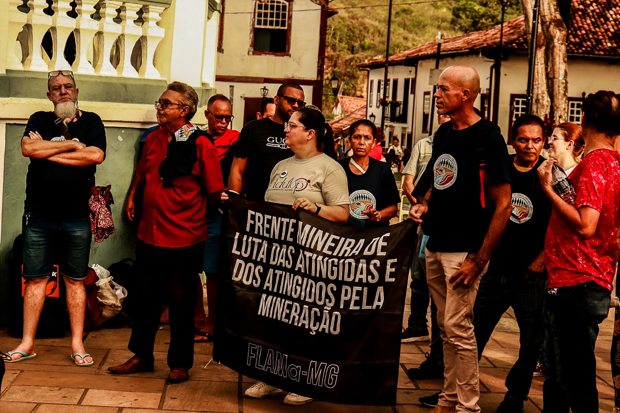 Na foto é possível ver pessoas da Universidade e da comunidade reunidas para o ato de um minuto de sirene no jardim.