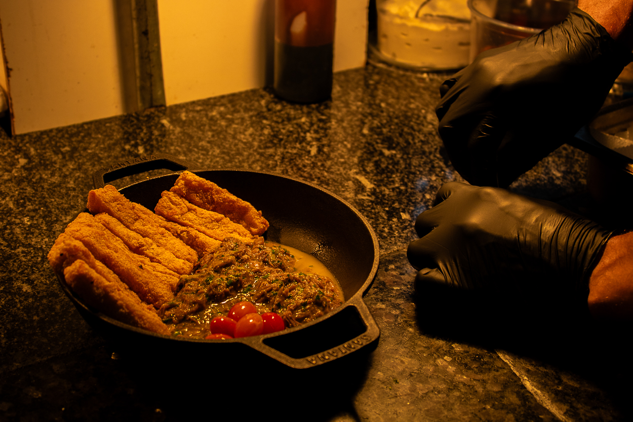 Na foto é possível ver o prato do restaurante sendo preparado durante o festival botecando.
