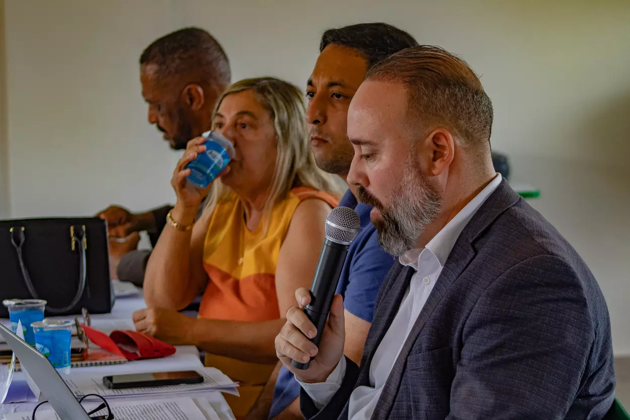 Afoto destaca o Conselheiro Cristiano Maciel durante leitura do relatório