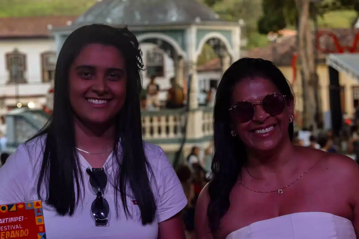 Carolina (esquerda) e Debiane (direita), vencedoras do primeiro lugar do Festival Botecando