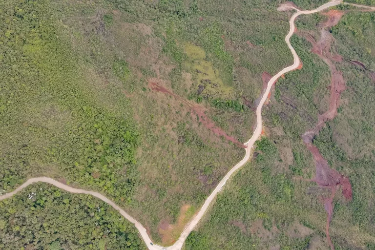 A imagem aérea mostra o local onde a Mineradora Walls pretende se instalar cortado pela Estrada da Purificação